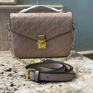 Designer Inspired handbag with 2 straps. Gold chain and matching tan.